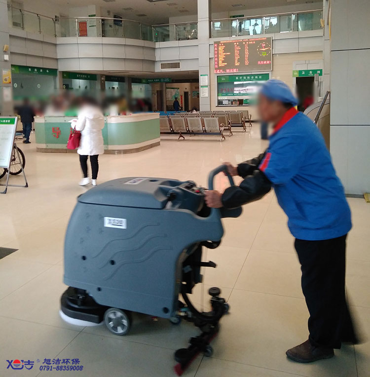 醫院保潔，醫院手推式洗地機大廳清洗
