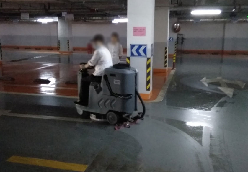 地下停車(chē)場(chǎng)駕駛式洗地機(jī)-旭潔全自動(dòng)洗地機(jī)